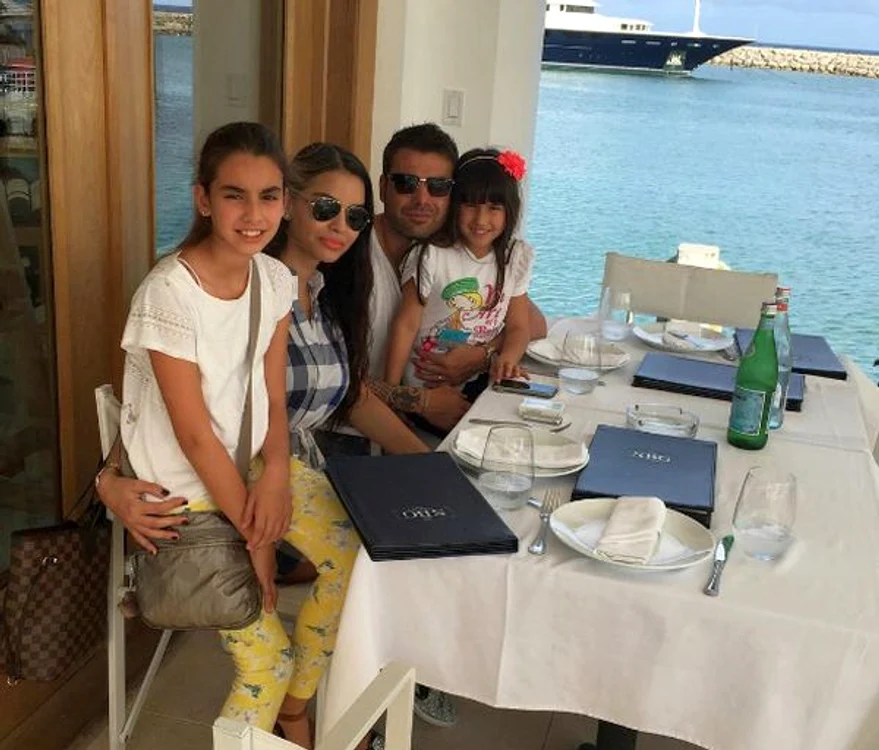 Mutu şi Sandra alături de fetiţele fotbalistului din căsătoria cu Consuelo
