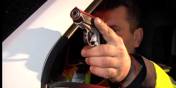 Oamenii legii au fost nevoiţi să folosească arma din dotare 