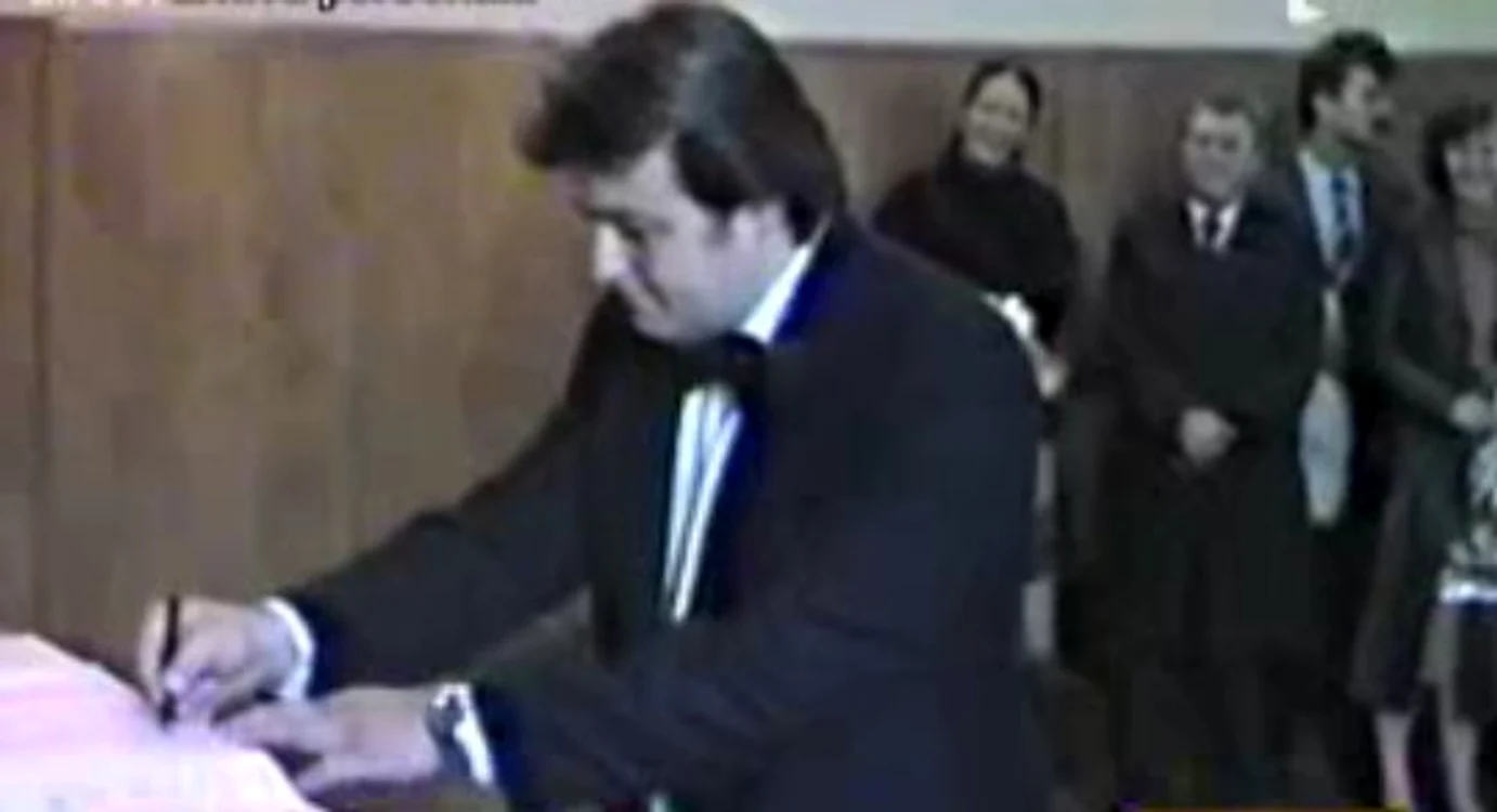 Corneliu Vadim Tudor şi soţia sa, la nunta din 1987. (captură Antena 1)