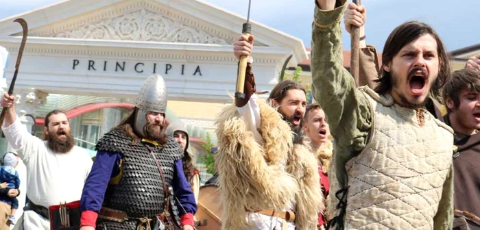 Reenactori în anticul Apulum (Alba Iulia), lângă fostul Palat Principia