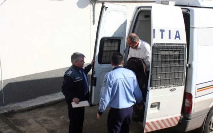 Ofiţerul este acuzat de luare de mită şi trafic de influenţă