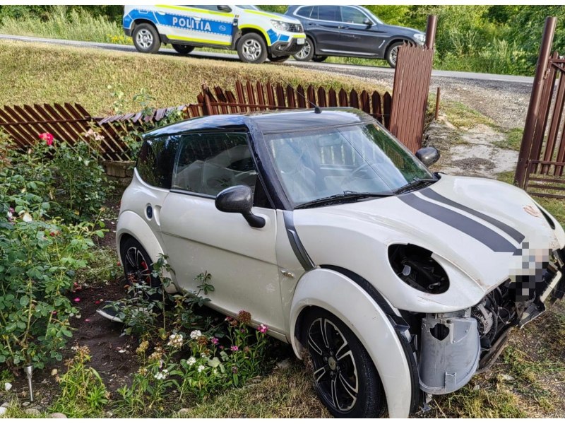 O șoferiță de 16 ani, care conducea o maşinuţă, a ajuns în curtea unei locuinţe din Neamţ