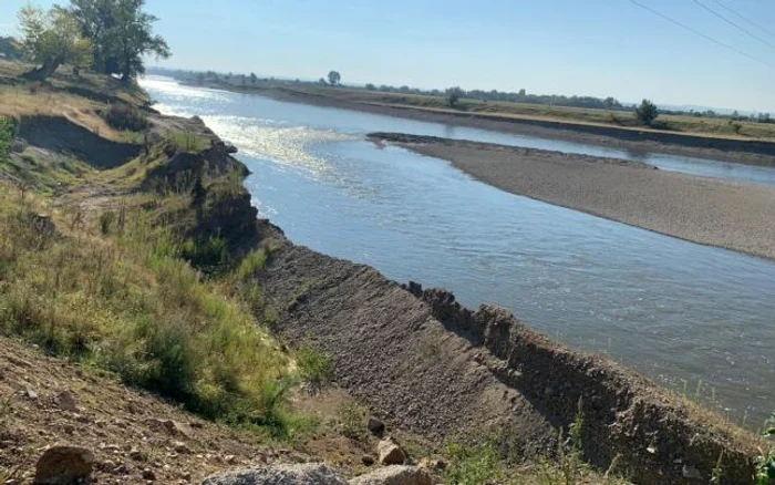 Râul Mureş, în zona localităţii Păuliş, şi-a modificat albia după exploatările din zonă Foto D.G.