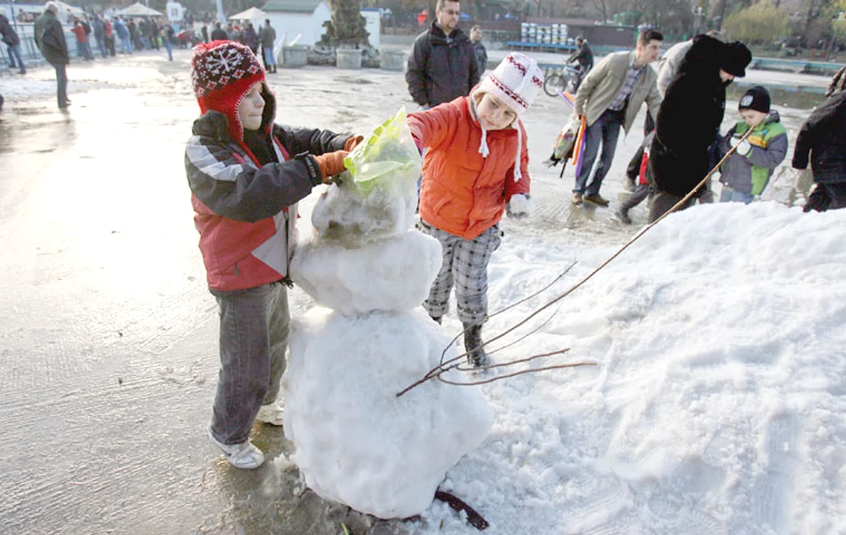 Copiii s-au bucurat  nevoie mare de  zăpada „căzută”  ca din senin în parc (foto: Dorin Constanda)