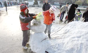 Copiii s au bucurat  nevoie mare de  zăpada „căzută”  ca din senin în parc (foto: Dorin Constanda) jpeg