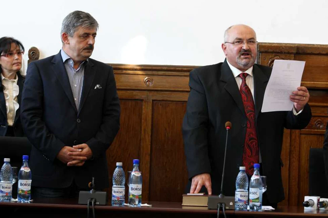 Noul prefect al Clujului, Gheorghe Vușcan (dreapta), depune jurământul (foto: Caius Raţiu)