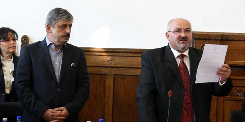 Noul prefect al Clujului, Gheorghe Vușcan (dreapta), depune jurământul (foto: Caius Raţiu)