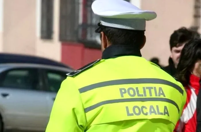 Un sofer a trecut intenționat cu roata peste piciorul unui polițist local, după ce a staționat ilegal cu mașina pe trotuar