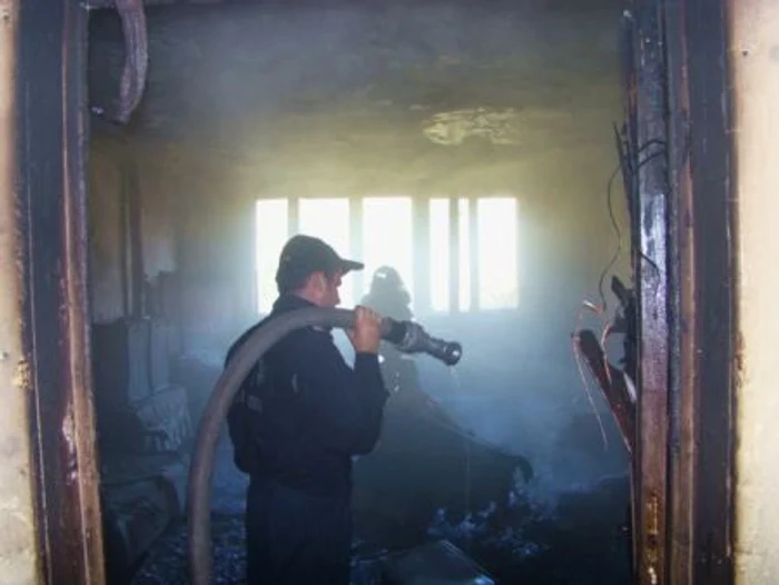 După ce au provocat incendiul din clădirea de lângă Liceul Auto, oamenii străzii vor fi evacuaţi