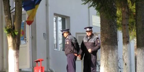 Poliţiştii au avut mult de lucru la secţiile de votare