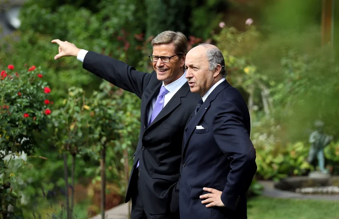Guido Westerwelle (stânga) şi Laurent Fabius, în grădina Casei Memoriale „Konrad Adenauer“, vorbind despre tratatul franco-german FOTO AFP
