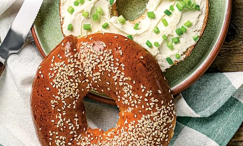 bagel cu ceapa verde si crema de branza jpg