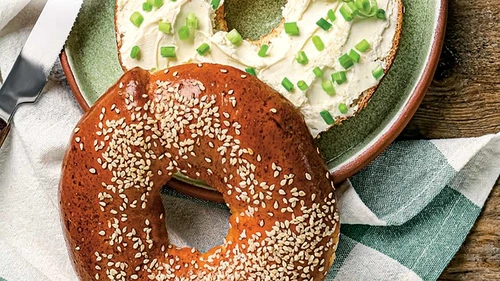 bagel cu ceapa verde si crema de branza jpg