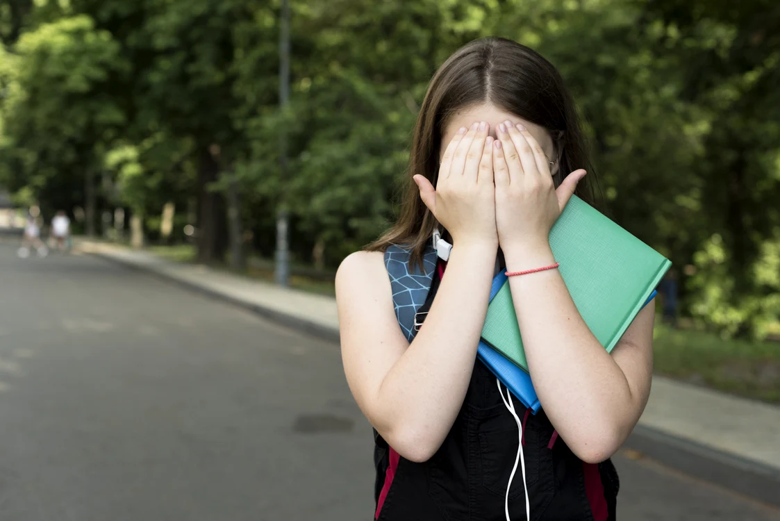 O elevă de 13 ani a fost agresată sexual în timpul orei de curs FOTO: Freepik