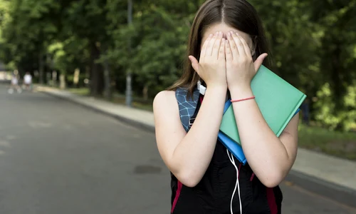 Eleva agresata sursa Freepik com jpg