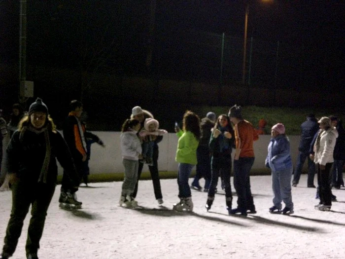 Patinoarul din Arad s-a deschis în urmă cu o săptămână