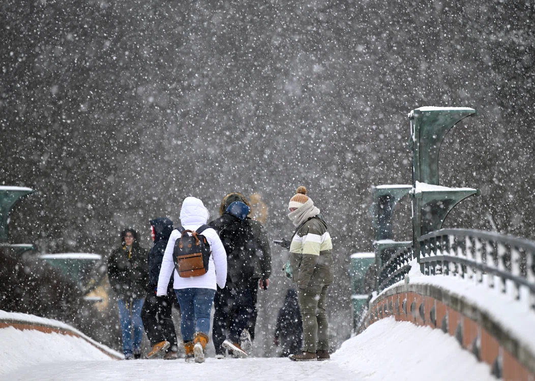 Suedezii prefera sa facă cumparaturi cu cardul FOTO EPA EFE