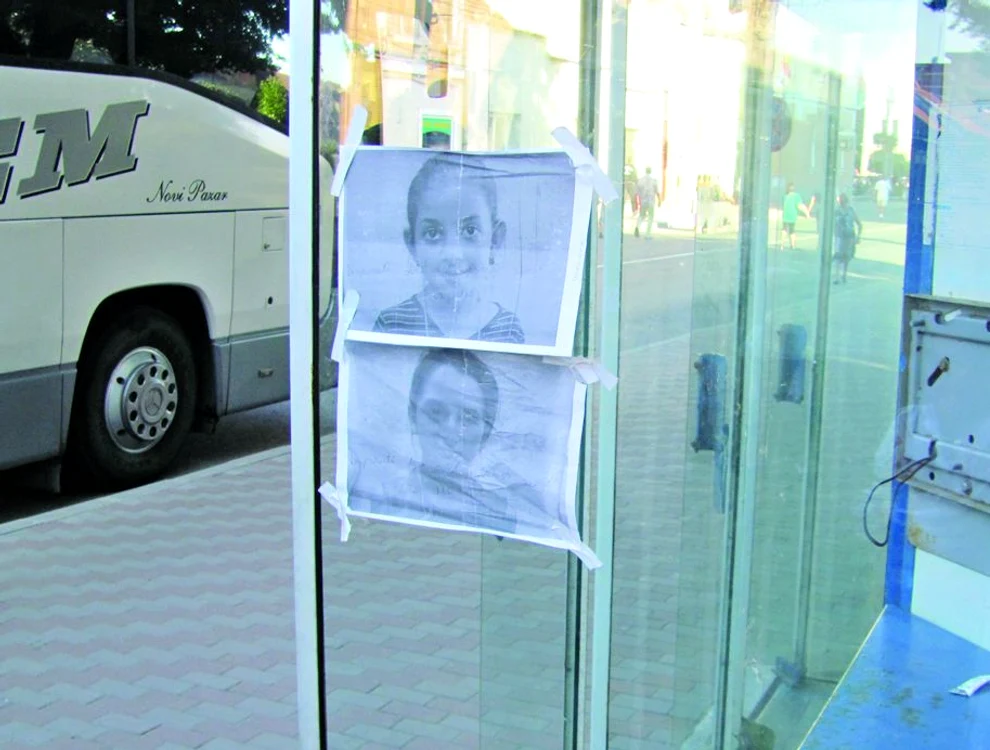 Înainte de găsirea fetelor,  părinţii împânziseră  oraşul cu pozele lor