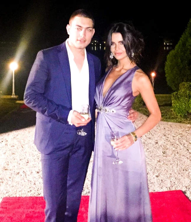 
    Cântăreaţa este comparată cu artista Selena Gomezfoto: arhiva personală  