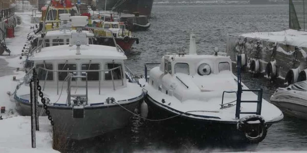 Iarna a suspendat activitatea în port