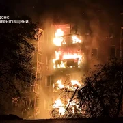 Bloc în flăcări după un bombardament rusesc FOTO EPA EFE jpg
