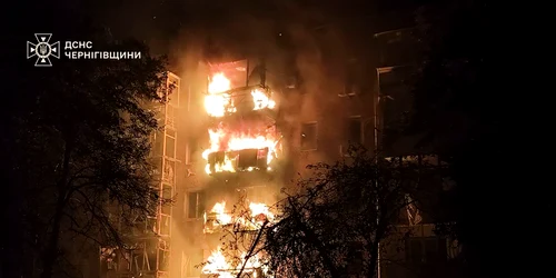 Bloc în flăcări după un bombardament rusesc FOTO EPA EFE jpg
