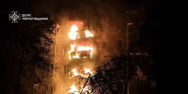 Bloc în flăcări după un bombardament rusesc FOTO EPA EFE jpg