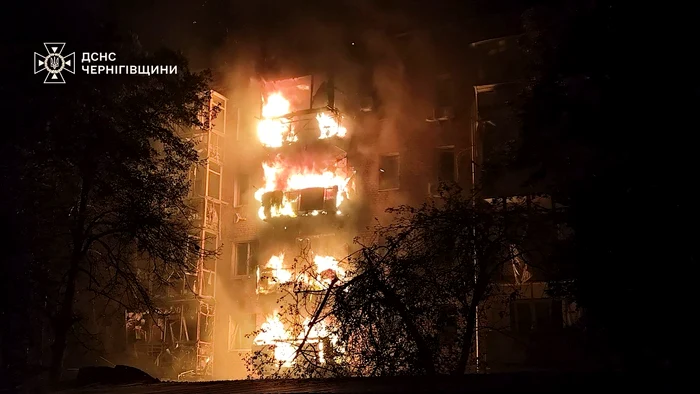 Bloc în flăcări după un bombardament rusesc FOTO EPA-EFE