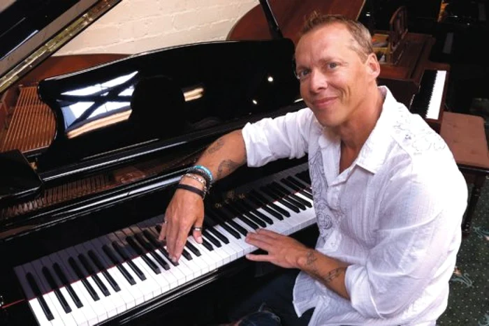 Derek Amato, vânzătorul devenit pianist FOTO popsci.com