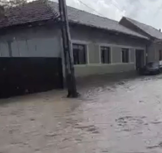 Județul Caraș Severin, lovit în continuare de inundații. Se anunță ploi abundente VIDEO