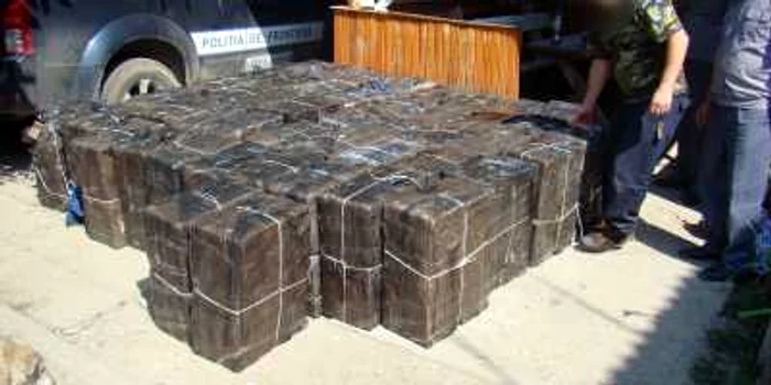 Poliţiştii de frontieră au confiscat peste 27.000 de pachete de ţigări