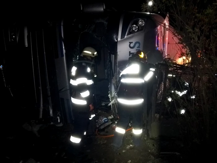 Accident mortal pe Valea Oltului șofer bulgar strivit de un TIR răsturnat Foto ISU Vâlcea