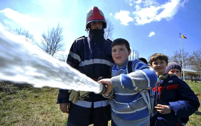 ”Şcoala Altfel” a însemnat pentru unii elevi prima întâlnire ”palpabilă” cu meseria de pompier                       Foto: Mediafax