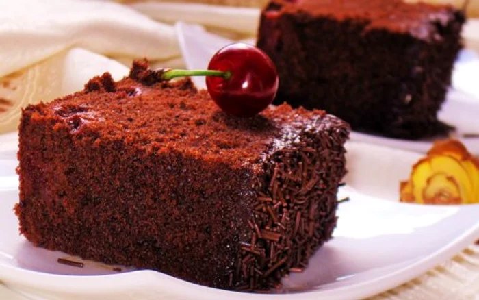 
    Prăjitură ciocolatoasă cu vişine  