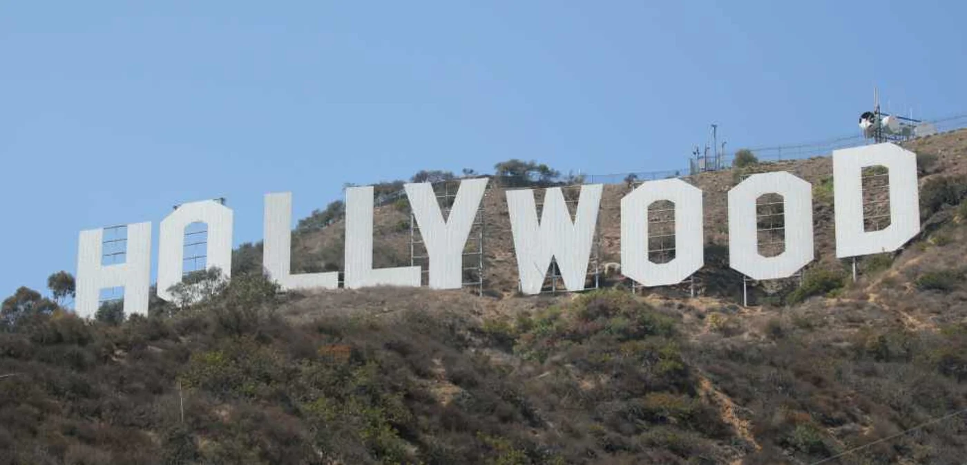 Disney
Enterprises, 20th Century Fox, Paramount Pictures (grupul Viacom),
Universal City Studios (Comcast), Columbia Pictures (Sony) şi Warner
Bros Entertainment au depus la un tribunal din Virginia o plângere
oficială pentru încălcarea drepturilor de autor contra site-ului
Megaupload