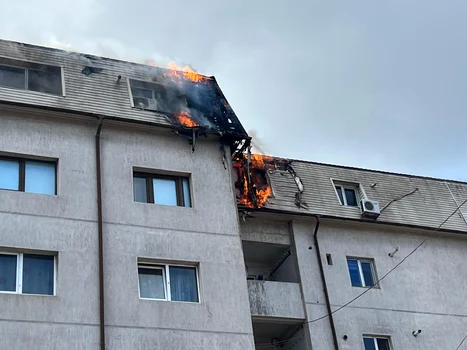 Focul a cuprins mansarda, dar și acoperișul blocului / Sursa foto: captură video CT Info