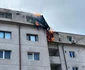 Focul a cuprins mansarda, dar și acoperișul blocului / Sursa foto: captură video CT Info