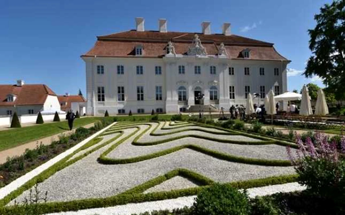Castelul Meseberg, din Germania, unde a avut loc dialogul, de ieri seară, dintre Angela Merkel şi Donald Tusk.