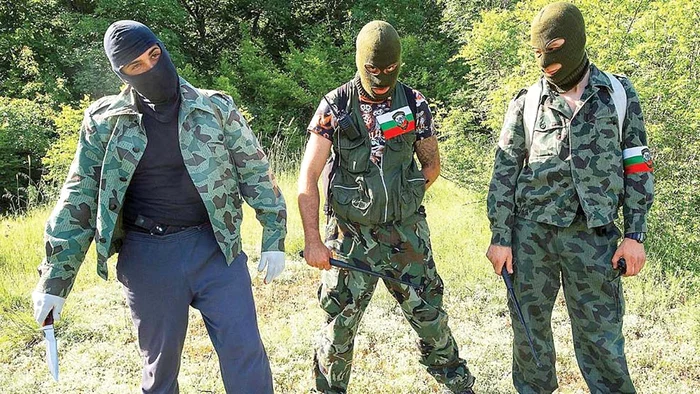 
    Iuri, în vârstă de 32 de ani, Ivan, de 28  de ani, şi Dano, de 34 de ani, se îmbracă  în costume de camuflaj şi poartă măşti  