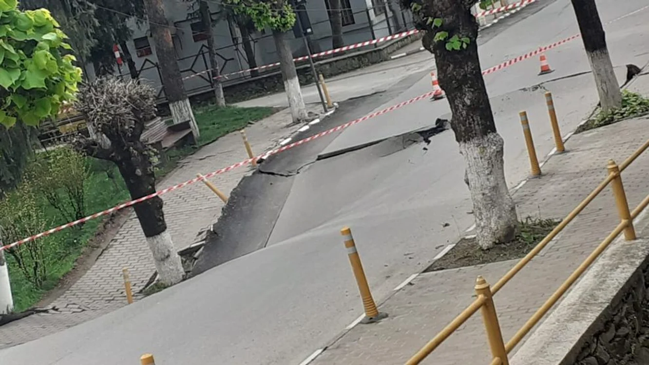 Alunecare de teren stradă Slănic Prahova