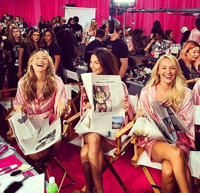 Manechinele stau cu orele pe scaunele de machiaj și coafură