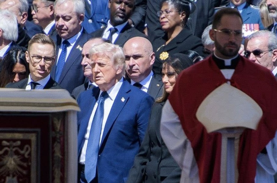 Președintele interimar Ilie Bolojan, loc privilegiat lângă Donald Trump la funeraliile Papei