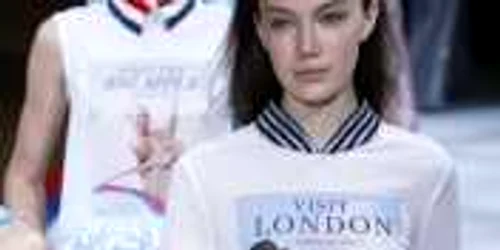 Un model prezintă o creatie din colecţia primăvară/vară 2015 a casei de moda Talbot Runhof la Paris Franţa FOTO AP