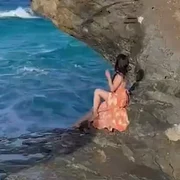 turista china daramata de valuri Video Daily Mail mp4 thumbnail png