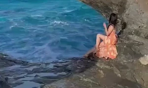 turista china daramata de valuri Video Daily Mail mp4 thumbnail png