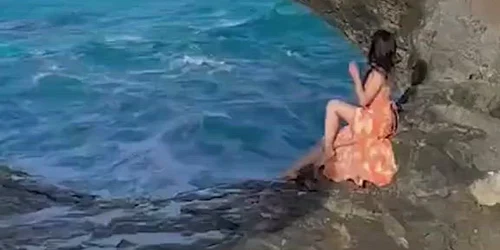 turista china daramata de valuri Video Daily Mail mp4 thumbnail png