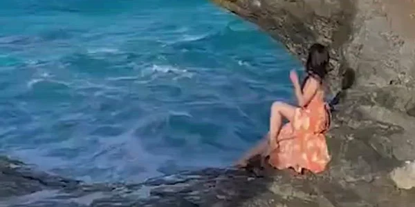 turista china daramata de valuri Video Daily Mail mp4 thumbnail png