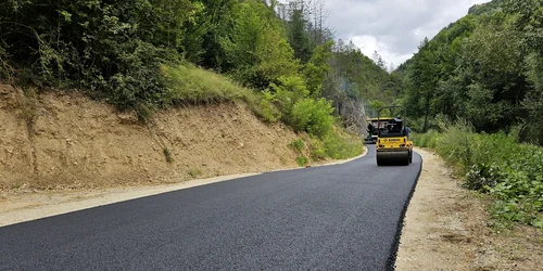 Drum asfaltat spre Runcu Mare  Foto Daniel Guță (2) jpg