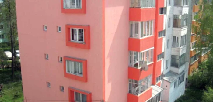 Suceava: Sucevenii sunt deranjaţi de blocurile în culori „ţipătoare“