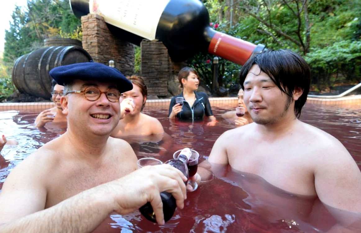 Producătorul de vin Thibault Garin împreună cu un invitat la spa-ul Hakone
Yunessun din Japonia.
FOTO independent.co.uk/AFP